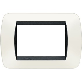 Placca 3 posti bianca in tecnopolimero Living International Bticino L4803PB