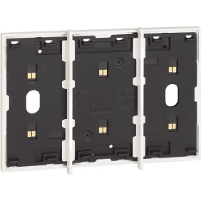 Frame elettrificato per 3 moduli con barrette elettrificate BTicino KW8103